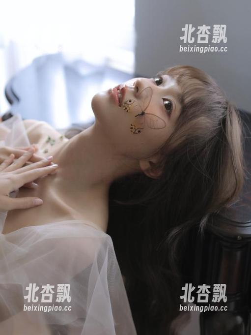 深入“Pia (피아)学妹”的摄影世界，图册原图等你来欣赏.txt